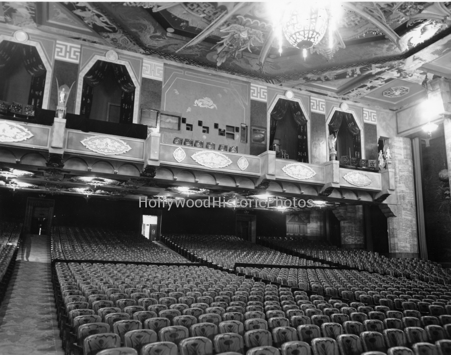 Graumans Chinese Theatre Interior 1940 2 6925 Hollywood Blvd..jpg